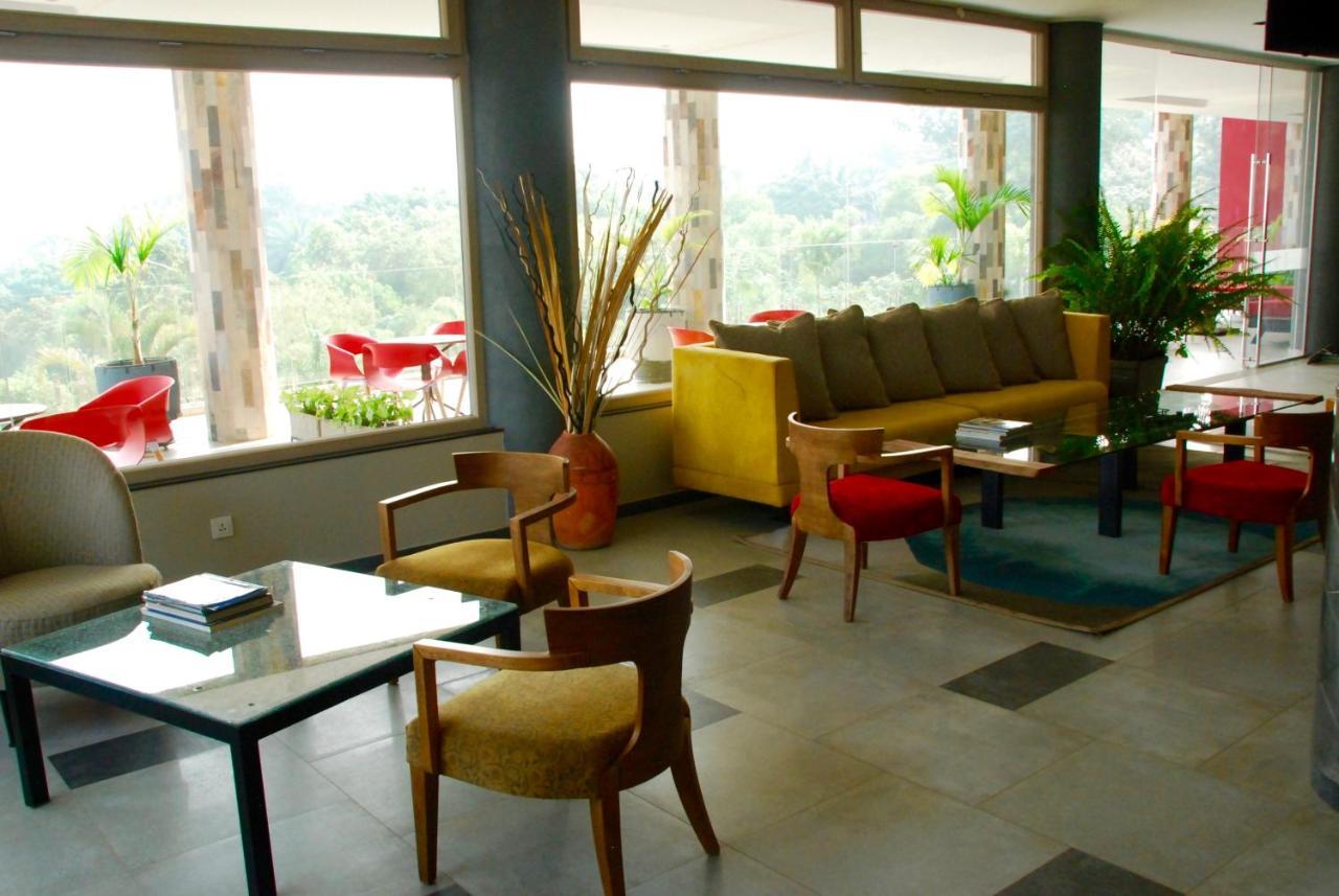 Kiriri Garden Hotel 부줌부라 외부 사진