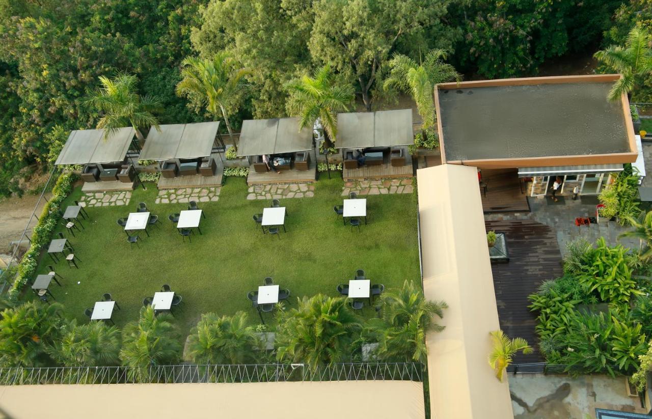 Kiriri Garden Hotel 부줌부라 외부 사진