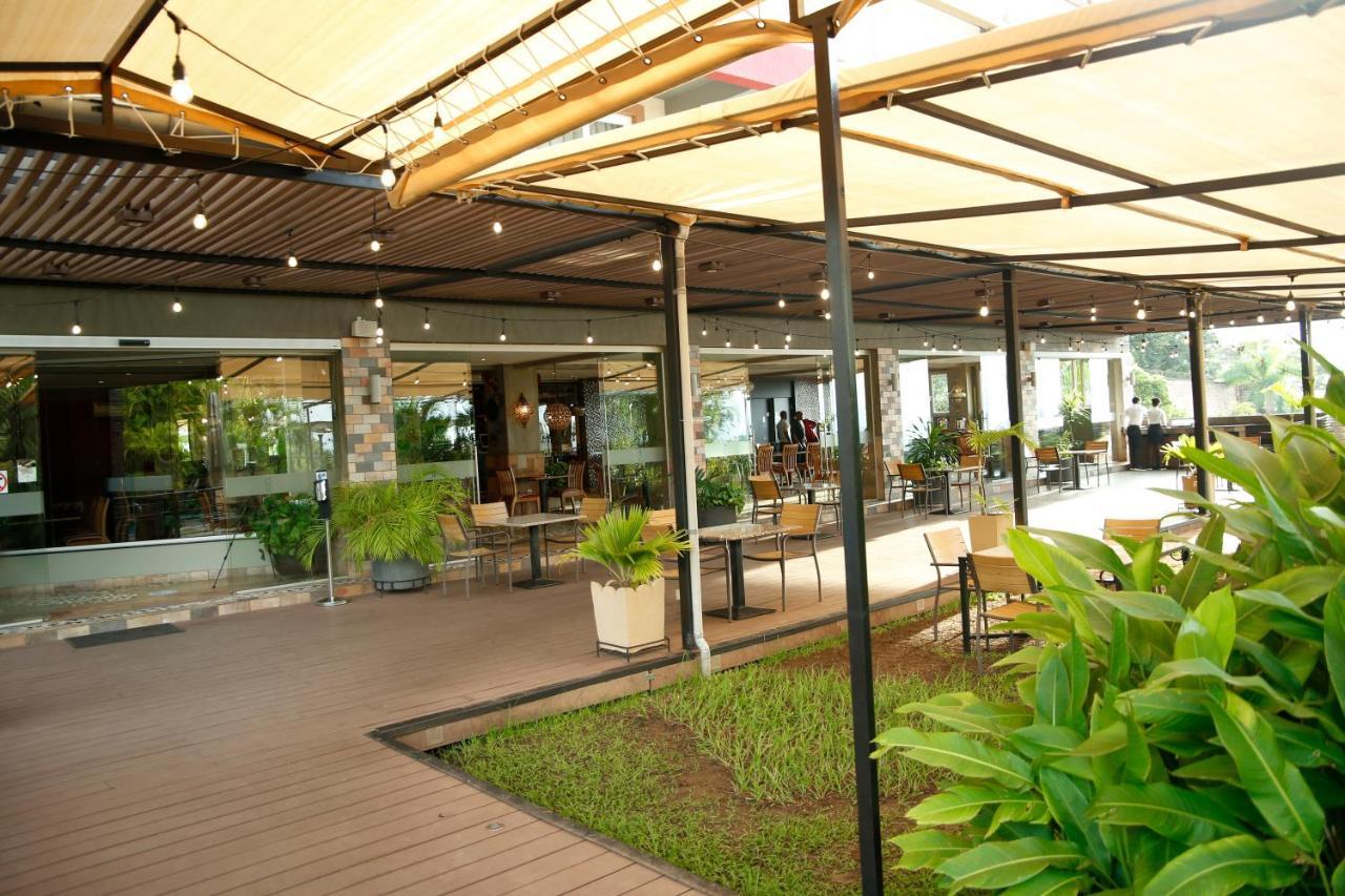 Kiriri Garden Hotel 부줌부라 외부 사진