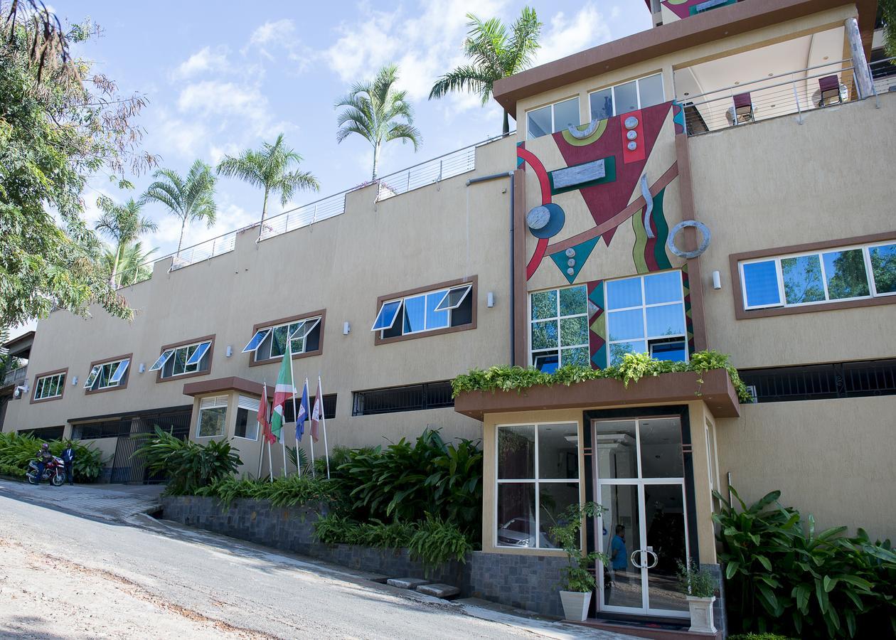 Kiriri Garden Hotel 부줌부라 외부 사진