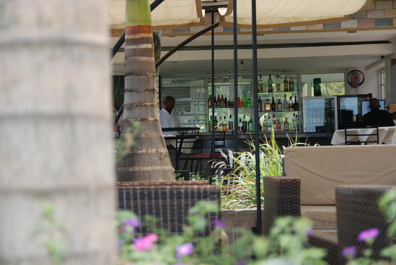 Kiriri Garden Hotel 부줌부라 외부 사진